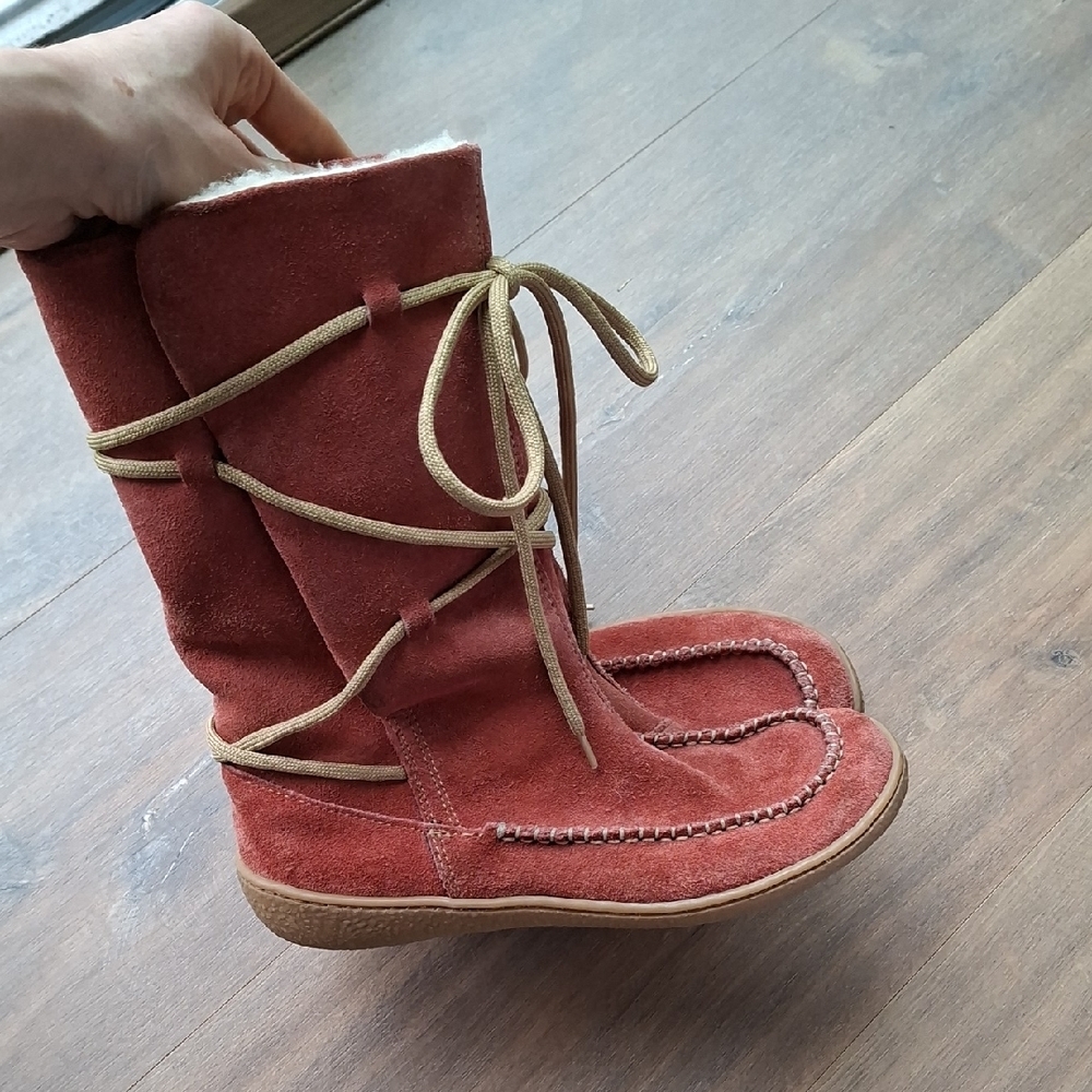 Tsonga Women's Red Suede Lace-up Moccasin Sherpa-lined Boots (Size EU 37/US 6.5)